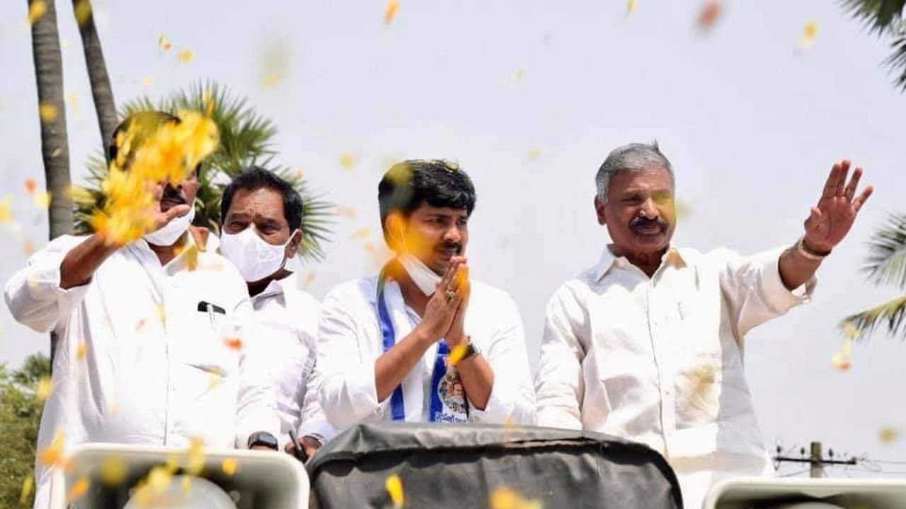YSR Congress' M Gurumurthy (3L) with other leaders during an election campaing. Credit: Facebook/@peddireddyofficial