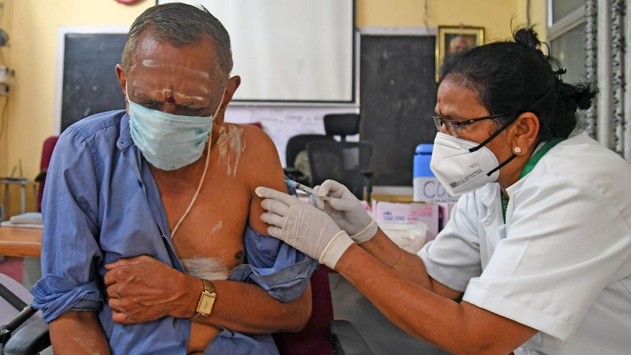 A medical worker inoculates a man with Covid-19 vaccine at KC General Hospital, Bengaluru, on Wednesday, April 14, 2021. Credit: DH Photo/Pushkar V