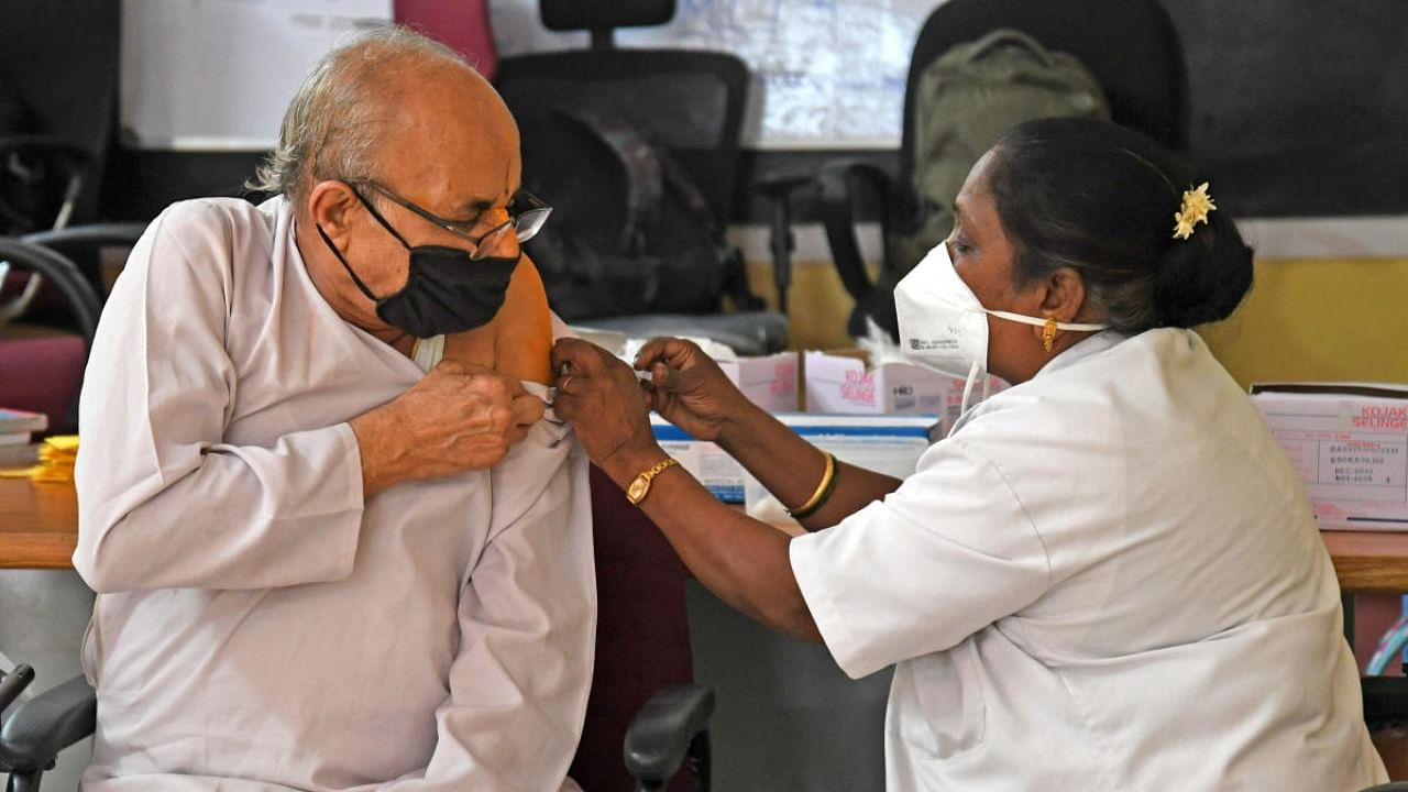 A medical worker administers Covid-19 vaccine at KC General Hospital in Bengaluru on Thursday, April 15, 2021. Credit: DH PHOTO/PUSHKAR V