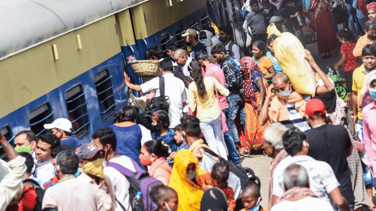 Passengers board a crowded train, as coronavirus cases spike across the country, in Patna, Tuesday, April 13, 2021. Credit: PTI Photo