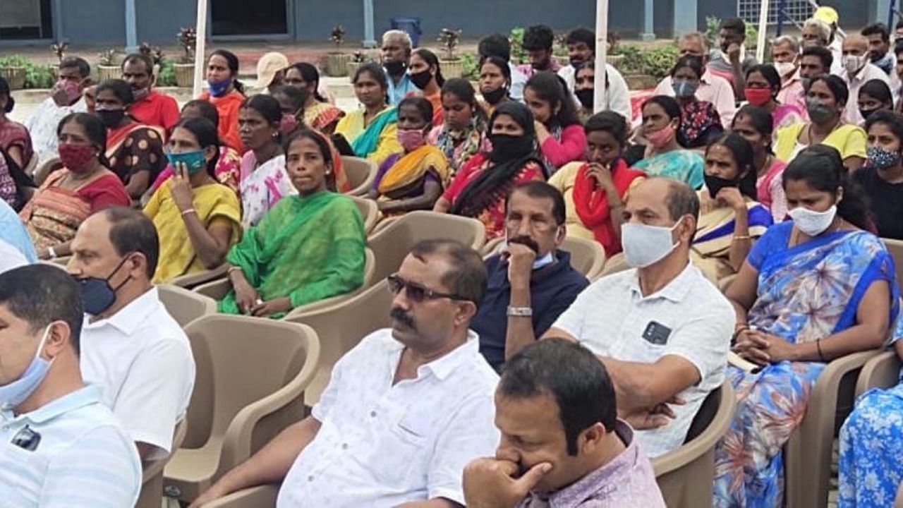 Officials and people take part in Gram Sabha at Hosur Gram Panchayat. Credit: Special arrangement