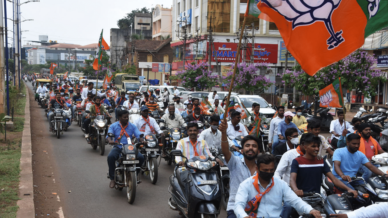 BJP workers participating in the road show organised in Belagavi on Thursday during campaign for BJP candidate Mangala Angadi for Belgaum Lok Sabha Constituency. Credit: DH Photo