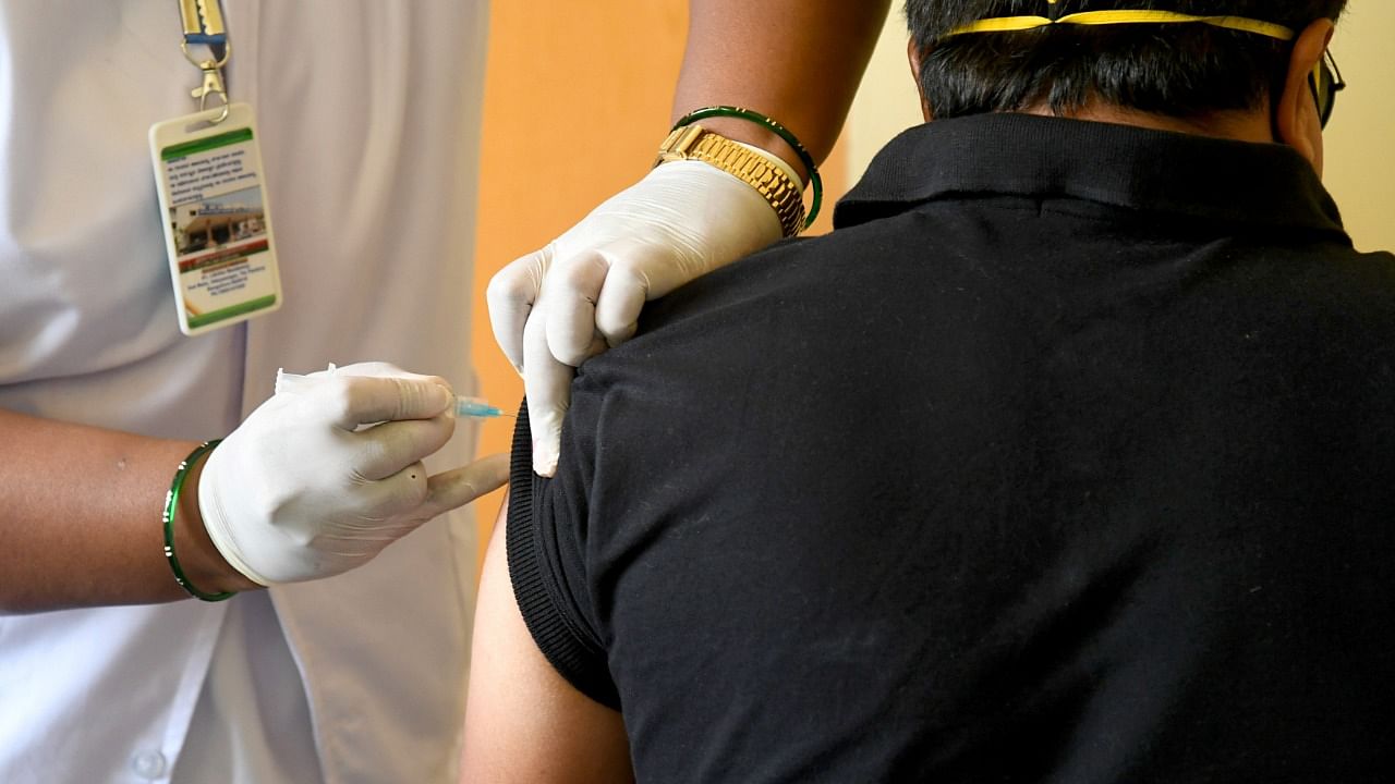 A medical worker vaccinates people with Covid-19 vaccine at CV Raman Nagar General Hospital, Bengaluru on Friday, April 16, 2021. Credit: DH PHOTO/PUSHKAR V