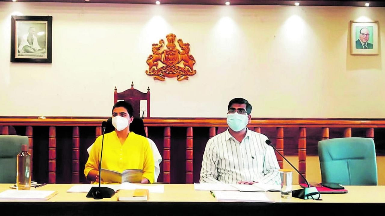 Deputy Commissioner Charulata Somal chairs a meeting in Madikeri. Credit: special arrangement
