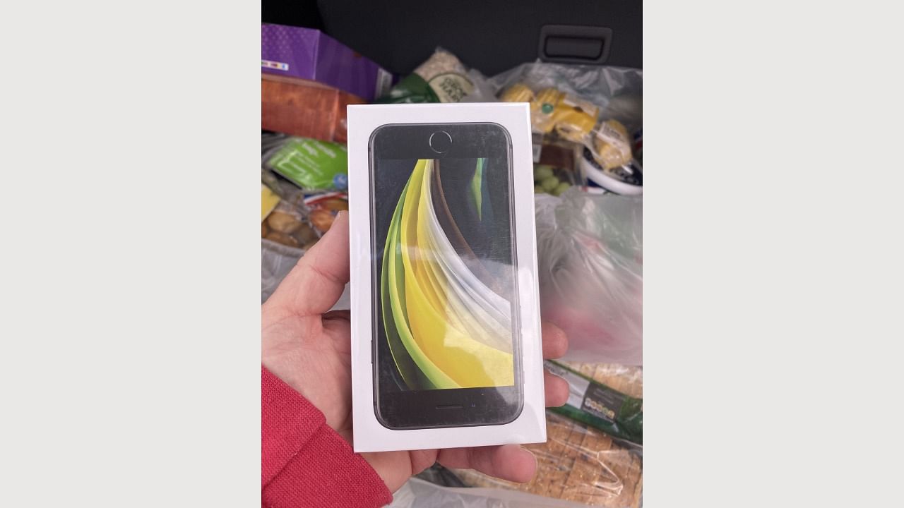 Boxed Apple iPhone received by a man in UK. Credit: Twitter/@TreedomTW1