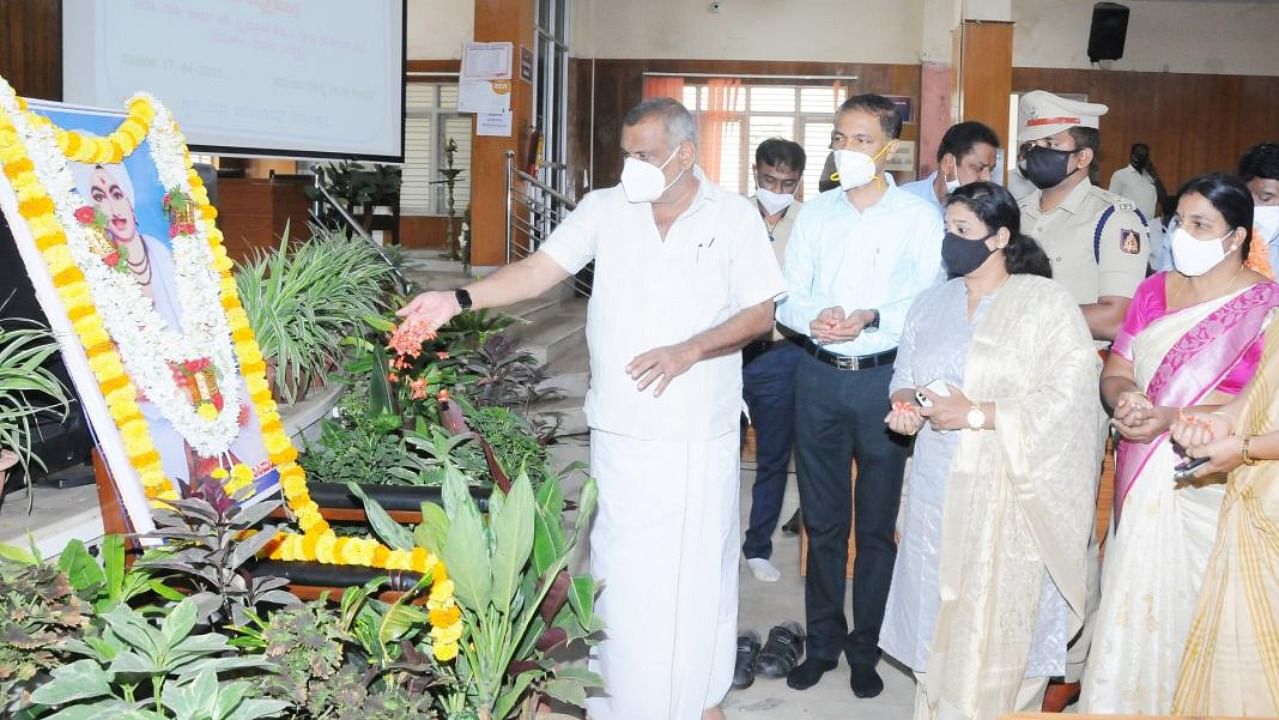 District in-Charge Minister J C Madhuswamy offers floral tributes to the portrait of Devara Dasimayya on the occasion of Devara Dasimayya jayanti at Zilla Panchayat office in Tumakuru on Saturday. Credit: DH Photo