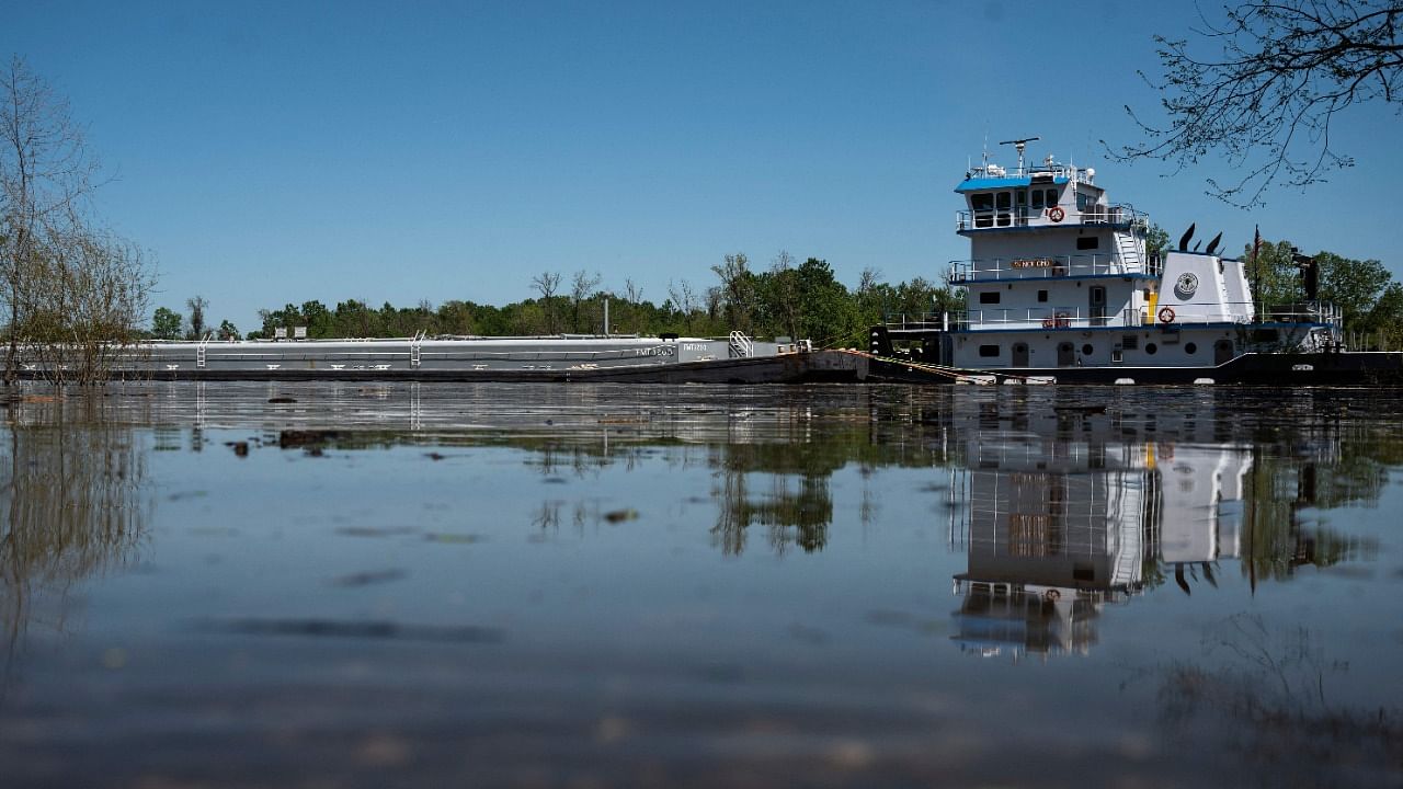 A natural gas barge slowly makes its way down the Tombigbee River in McIntosh, Alabama. Credit: AFP Photo