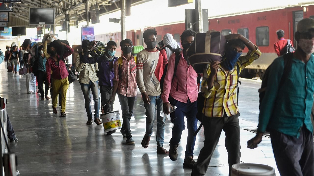 Passengers arrive at Charbagh Railway Station to board trains amid surge in coronavirus cases, in Lucknow, Monday, April 19, 2021. Credit: PTI Photo