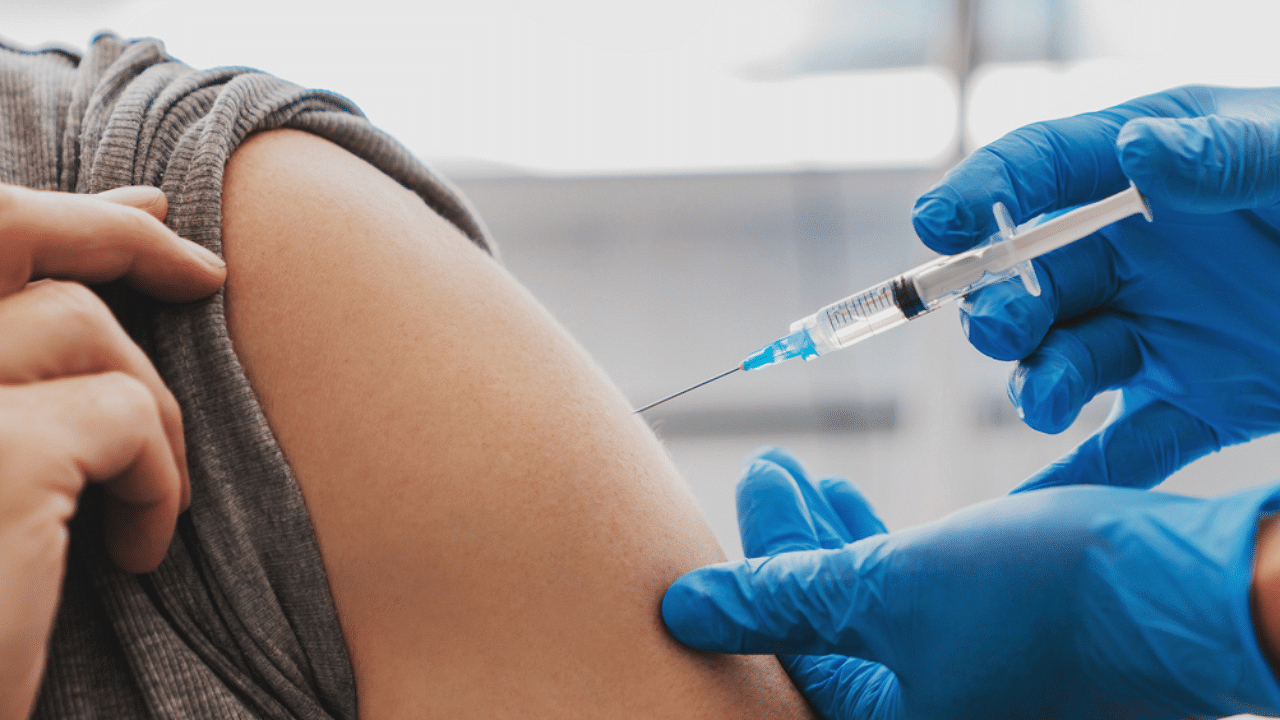 The Centre recently announced a policy making all people above 18 years of age eligible to get inoculated from May 1. Credit: iStock Photo