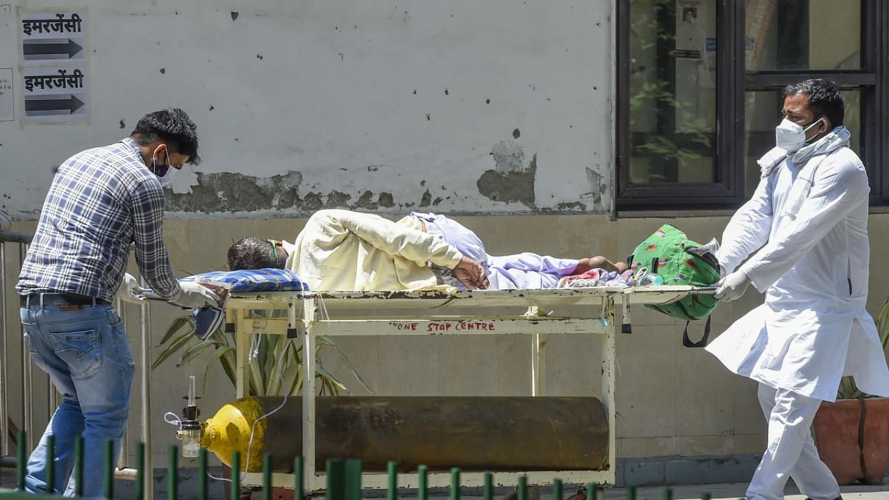 A Covid-19 positive patient on oxygen support outside Guru Teg Bahadur Hospital, as coronavirus cases surge in record numbers countrywide, at Dilshad Garden in New Delhi. Credit: PTI Photo
