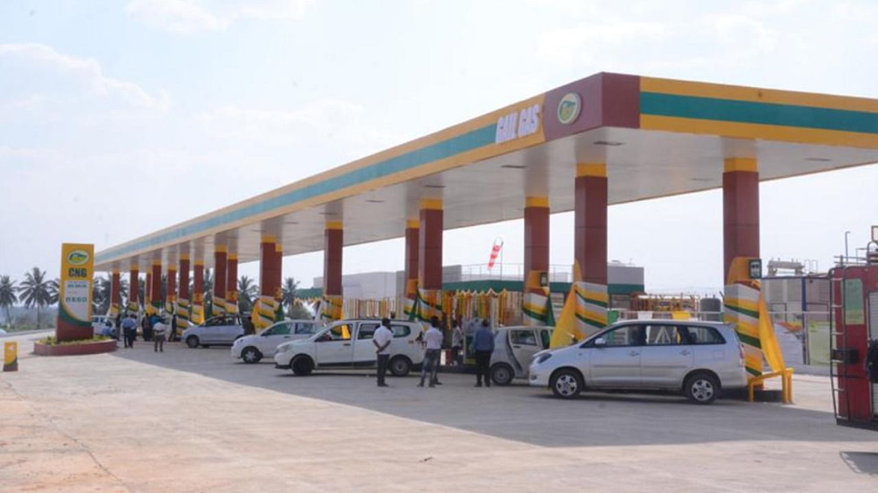 Only 3,332 vehicles in Bengaluru operate on Compressed Natural Gas (CNG), served by 30 CNG stations. Credit: DH File Photo