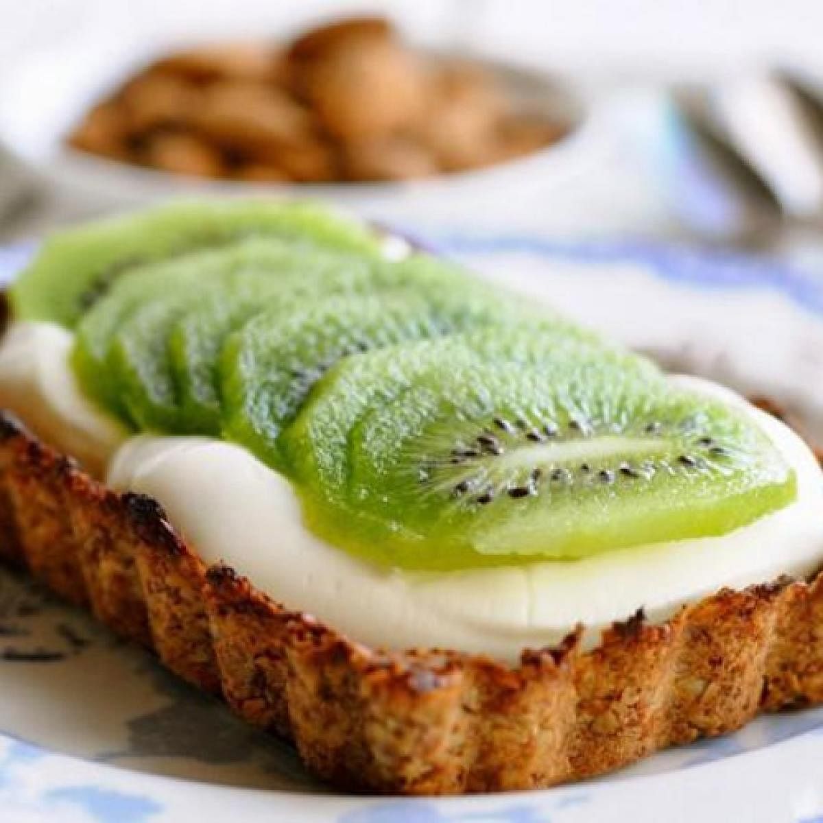 Kiwi-Yogurt breakfast pie