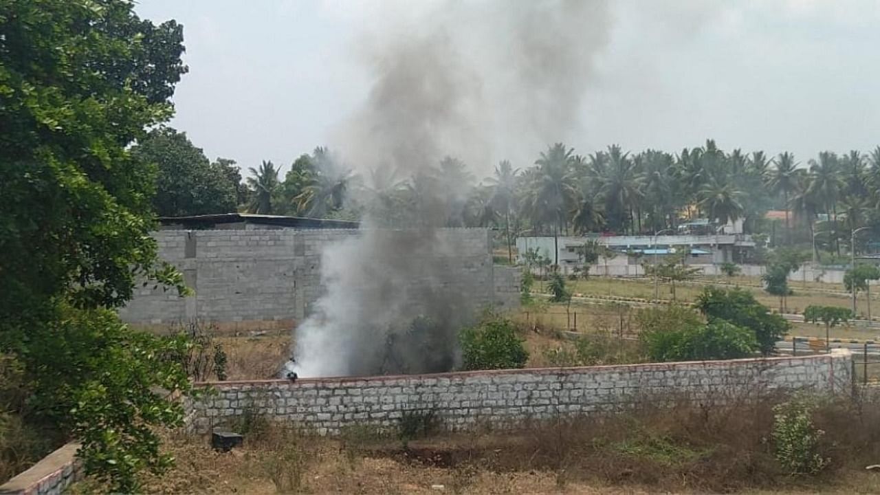 Plastic and other hazardous industrial waste are burnt in open air, sparking serious health issues in the villages and gated communities around Vrishabhavathi river near Kengeri. Credit: DH Photo