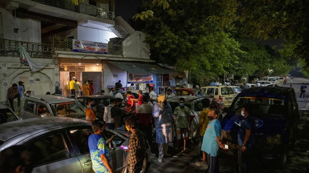 People with breathing problems arrive to receive oxygen support for free at a Gurudwara (Sikh temple), amidst the spread of coronavirus disease (COVID-19), in Ghaziabad. Credit: Reuters Photo