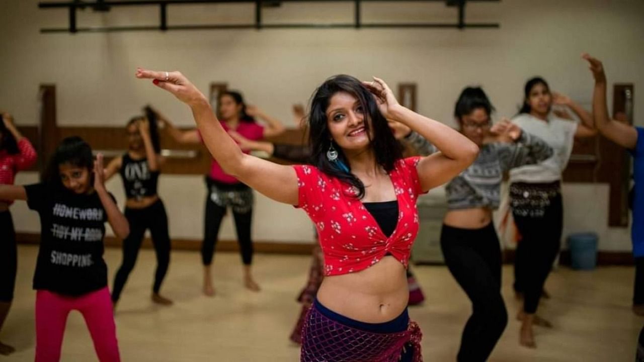 Cheppudira Thulasi Kushalappa of TK Kompany conducts a dance class during pre-Covid times. Credit: Special arrangement