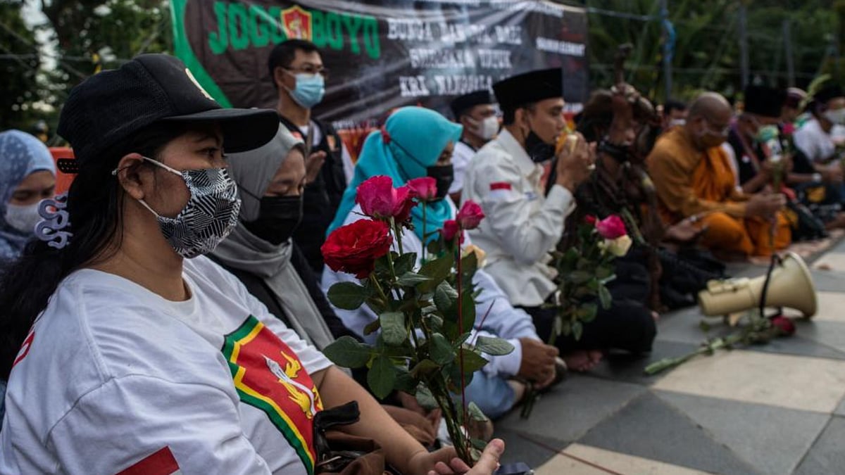 Indonesia authorities say found missing submarine, 53 crew dead