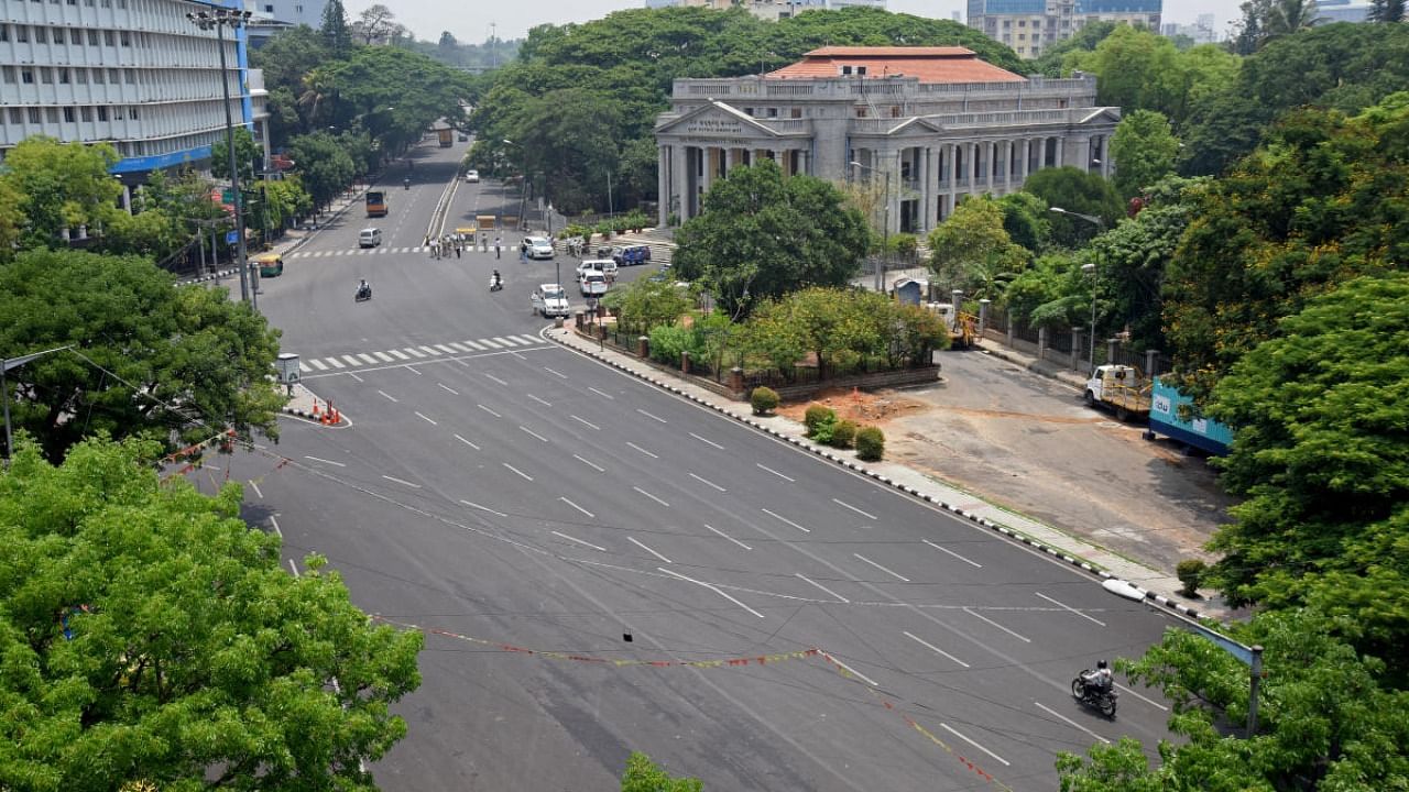 With the weekend curfew coming into force on Saturday, Bengaluru wore an eerily calm look. Credit: DH Photo
