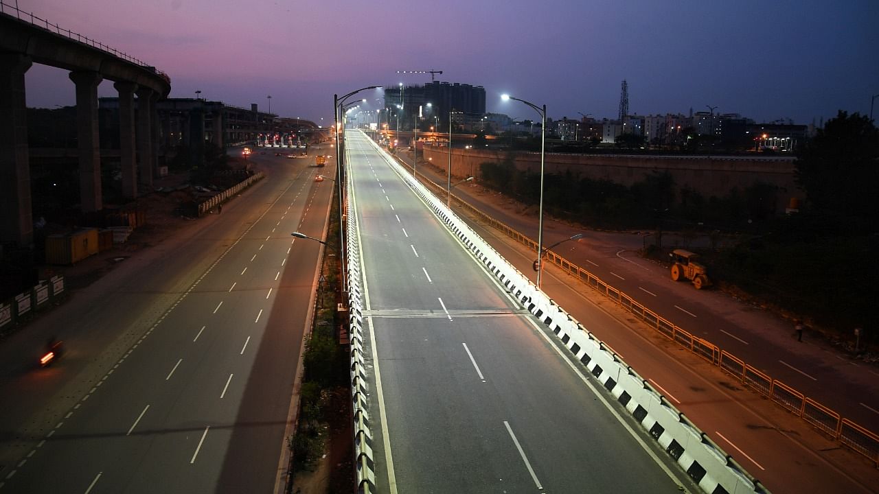 A deserted Electronic City Expressway during the weekend curfew in Bengaluru. Credit: DH Photo/Pushkar V