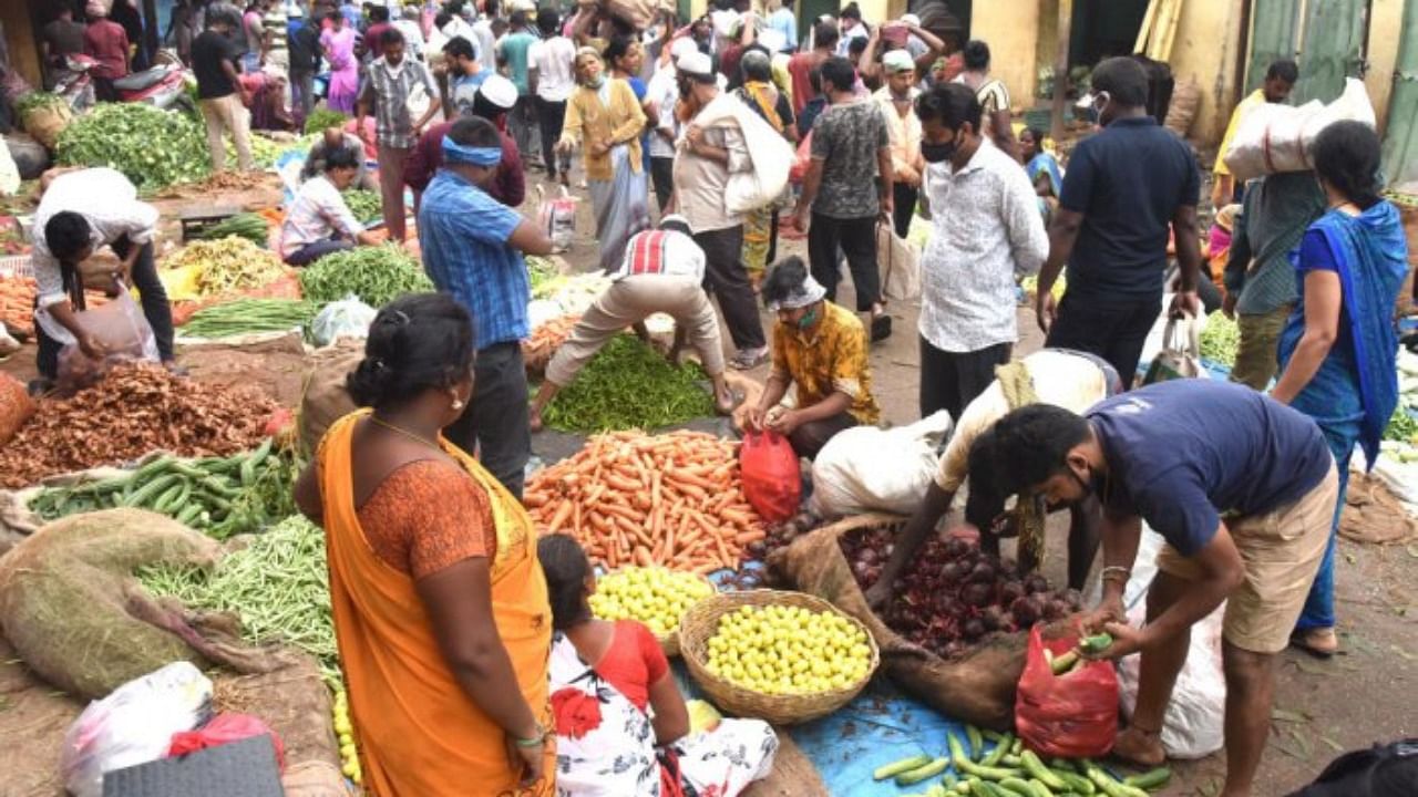 The wholesale vegetable market at Kalasipalya, central Bengaluru. Credit: DH Photo/S K Dinesh