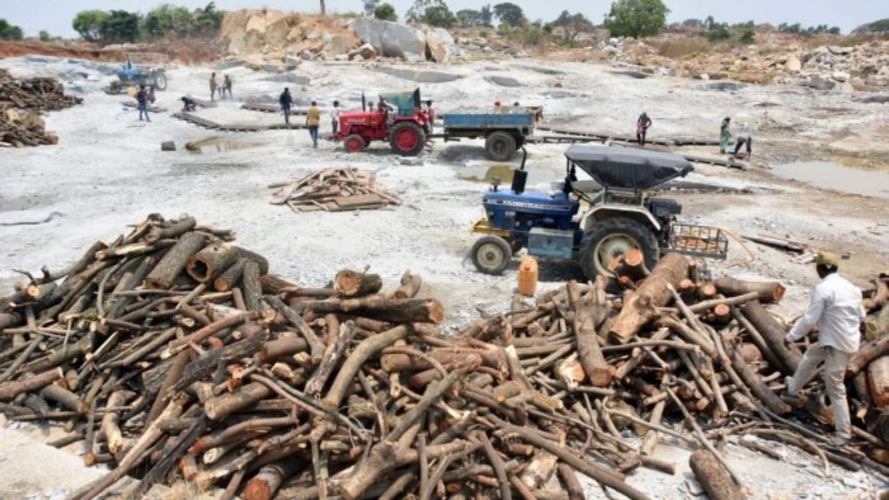 Preparations are underway at the Tavarekere open-air crematorium in north Bengaluru. Credit: DH Photo/Anup Ragh T