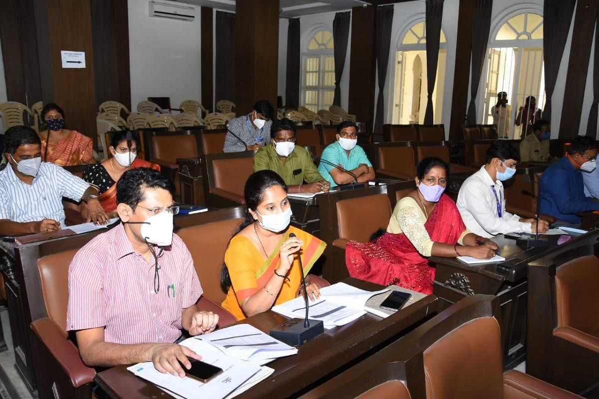 Officials take part in a meeting on the Covid-19 situation chaired by Mysuru District In-charge Minister S T Somashekar at the Zilla Panchayat Hall in Mysuru on Tuesday. DH Photo