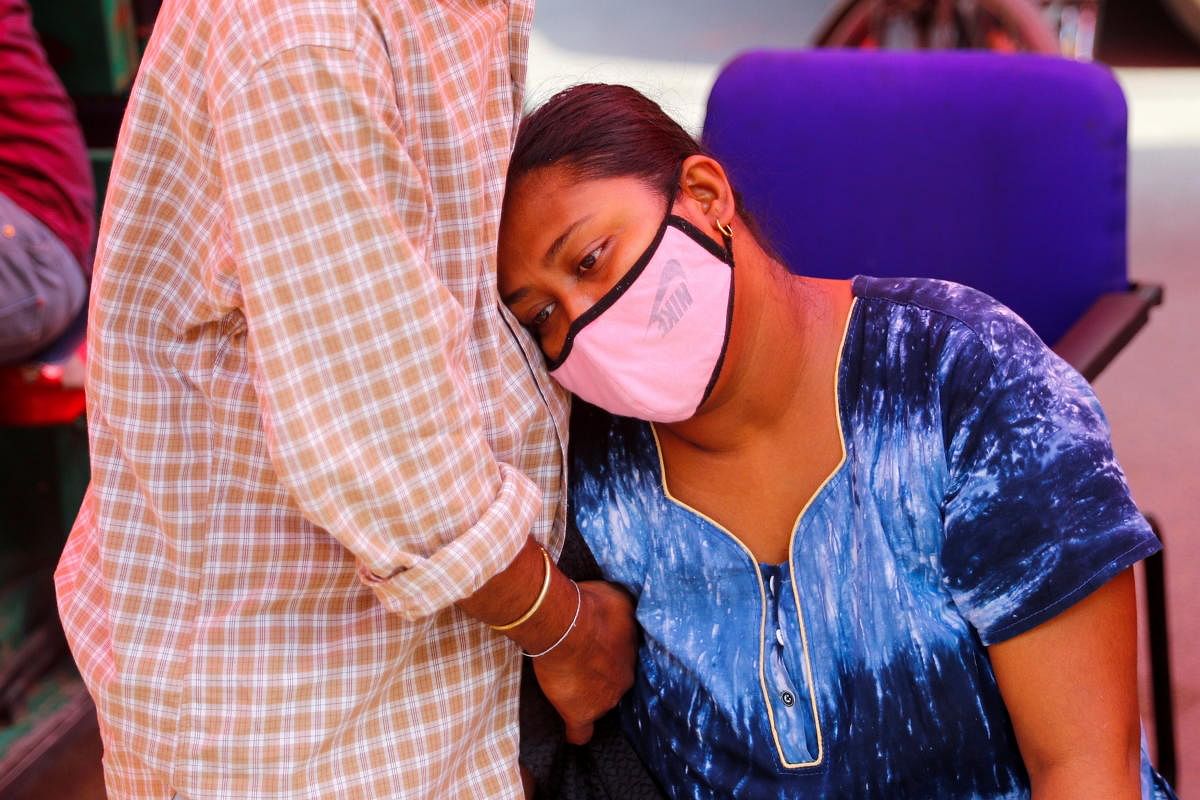 A woman waits to receive oxygen support for free outside a Gurudwara (Sikh temple) in Ghaziabad. Credit: Reuters photo.