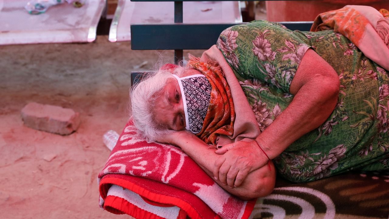 A woman suffering from a breathing difficulty due to coronavirus waits to receive oxygen support for free outside a Gurudwara (Sikh temple) in Ghaziabad, India, April 27, 2021. Credit: Reuters Photo