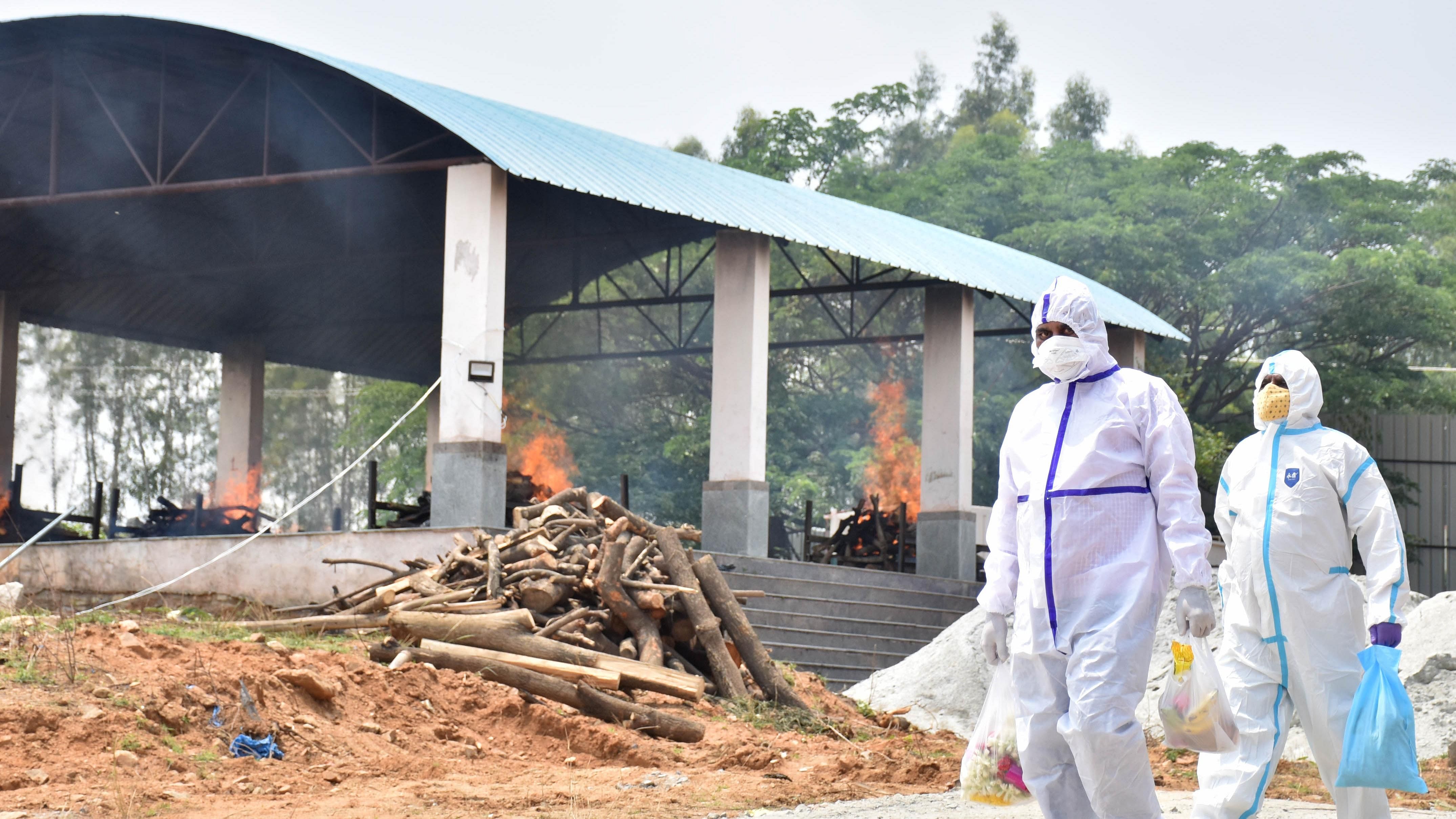 As per the projection, even with a 15-day total lockdown (not the liberal “curfew”), the number of active Covid cases in Karnataka will go up from the current 2.9 lakh to 11.6 lakh (including 6.2 lakh from Bengaluru alone) by May 31. Credit: DH Photo/ Janardhan BK