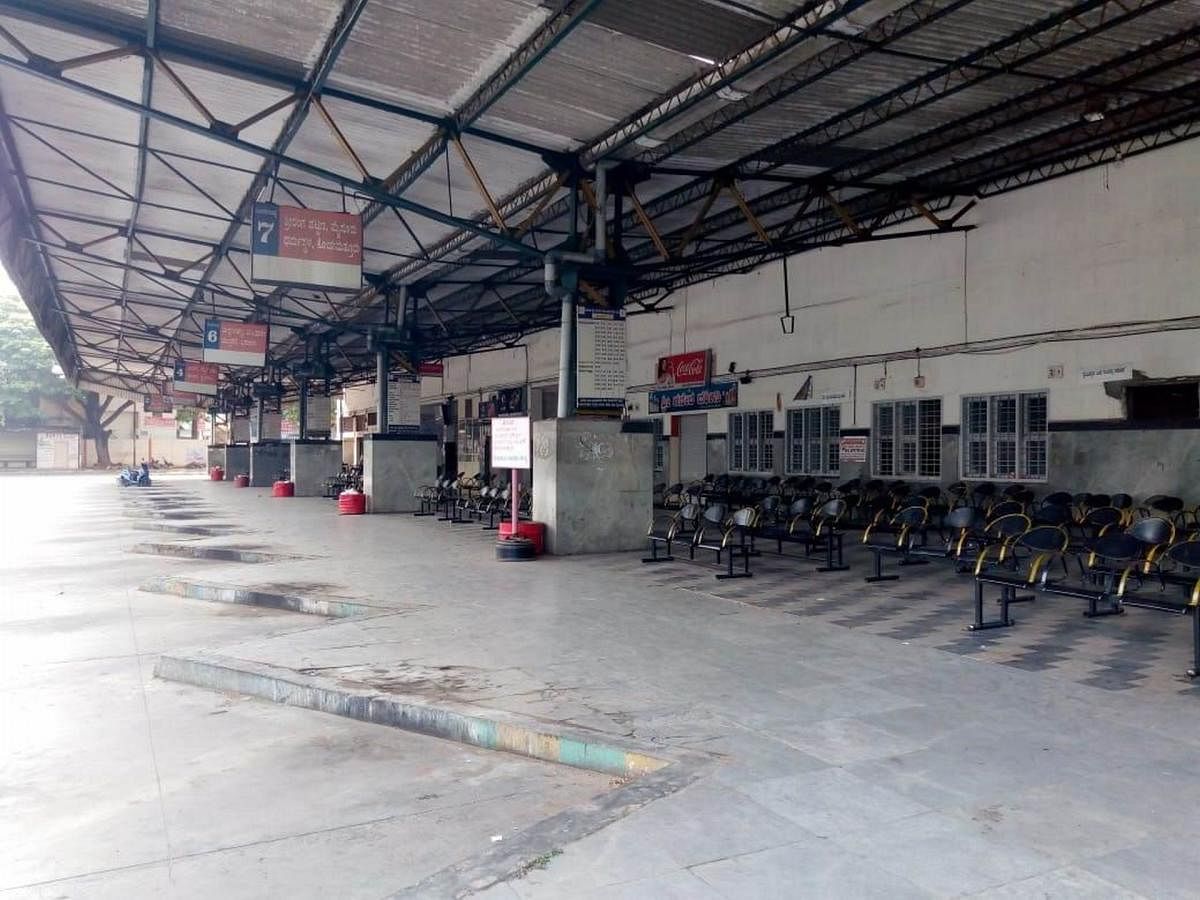 KSRTC Bus Stand in Mandya wore a deserted look. DH Photo