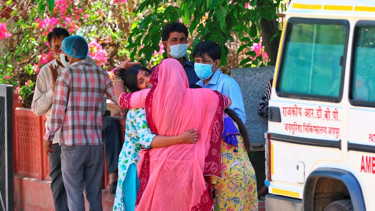  Family members mourn the death of a Covid-19 victim. Credit: PTI Photo