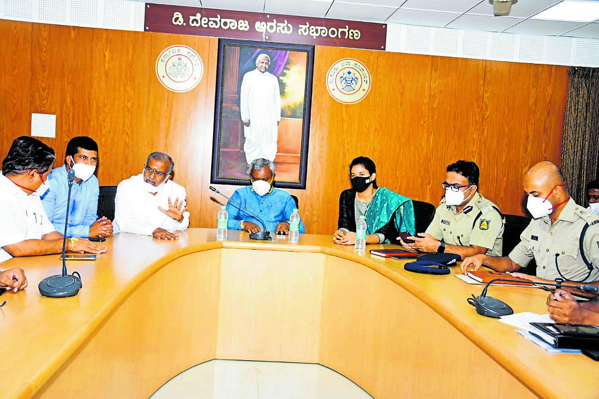 District In-charge Minister S T Somashekar chairs Covid-19 related meeting at Zilla Panchayat in Mysuru, on Thursday. MUDA Chairman H V Rajeev, MP Pratap Simha, Deputy Commissioner Rohini Sindhuri, City Police Commissioner Chandragupta and SP C B Ryshyant