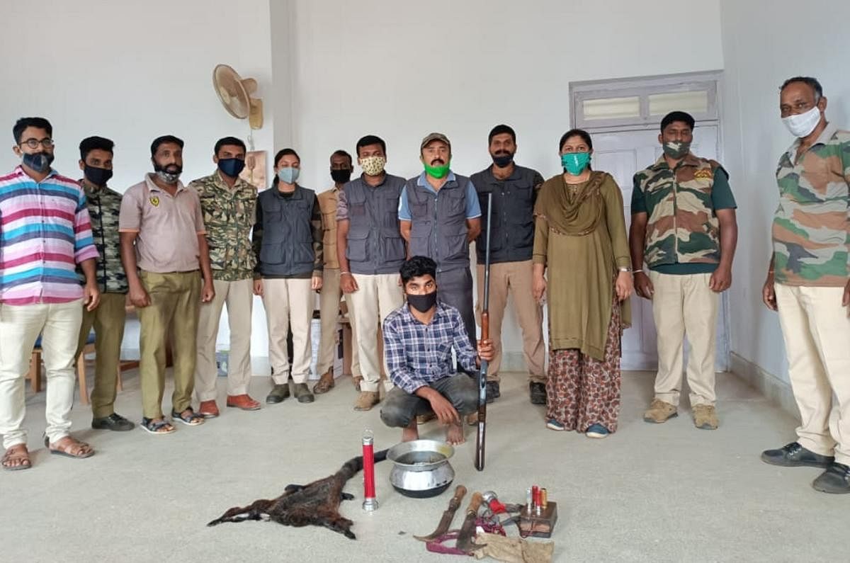 The forest department officials along with the accused and the seized items.