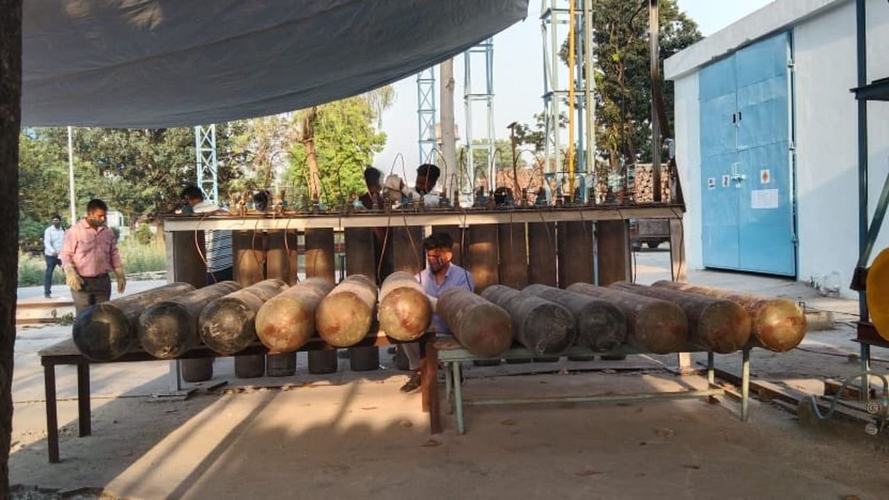 Officials said each of the cylinders handed over to the Delhi government can store 10,000 litres of oxygen. Credit: Twitter/@DefenceMinIndia