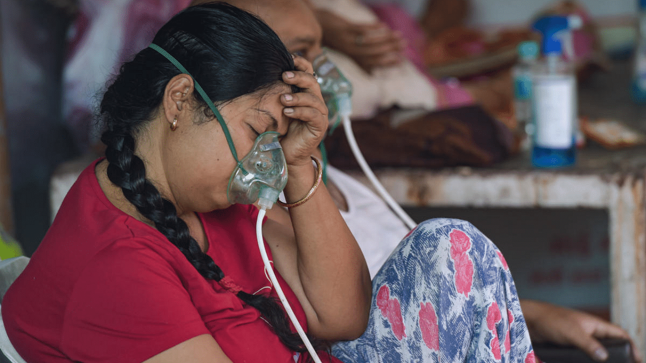 A Covid-19 patient receives free oxygen provided by a gurudwara, as coronavirus cases surge in record numbers across the country, in Indirapuram, Ghaziabad. Credit: PTI photo. 