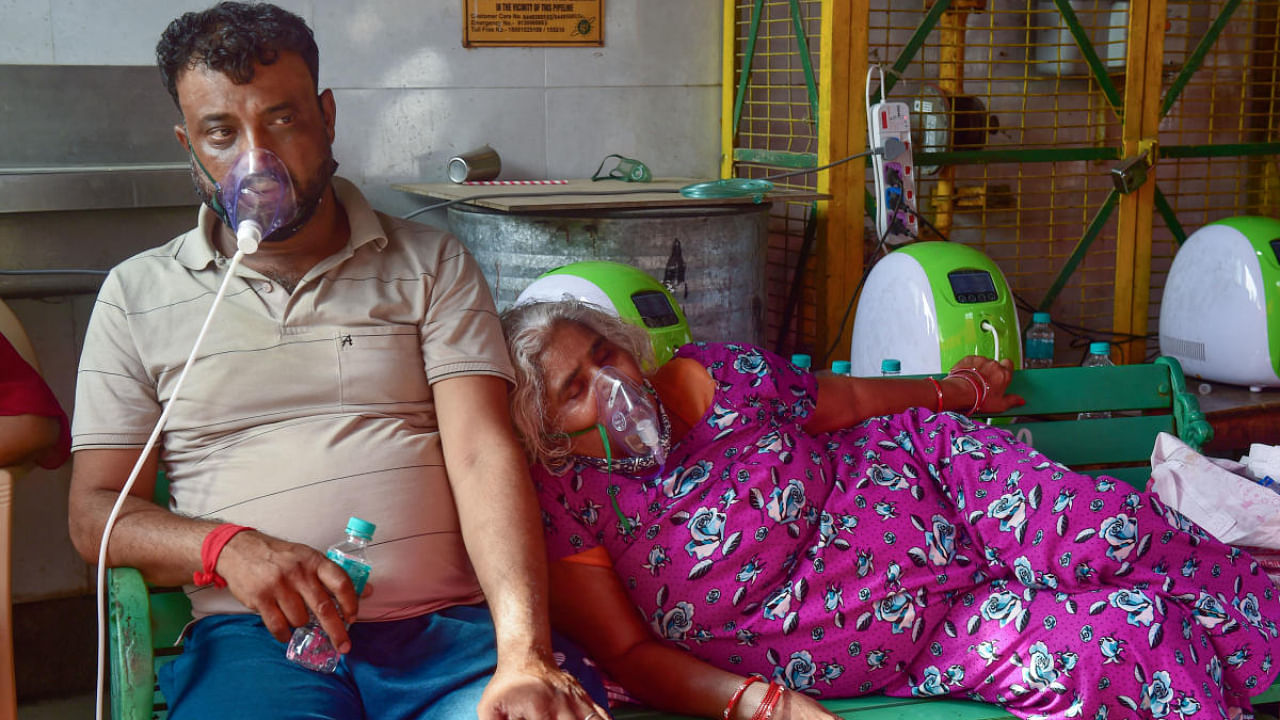 Critical patients receive free oxygen provided by a Gurdwara, amid rise in coronavirus cases across the country, in Indirapuram, Ghaziabad. Credit: PTI photo.