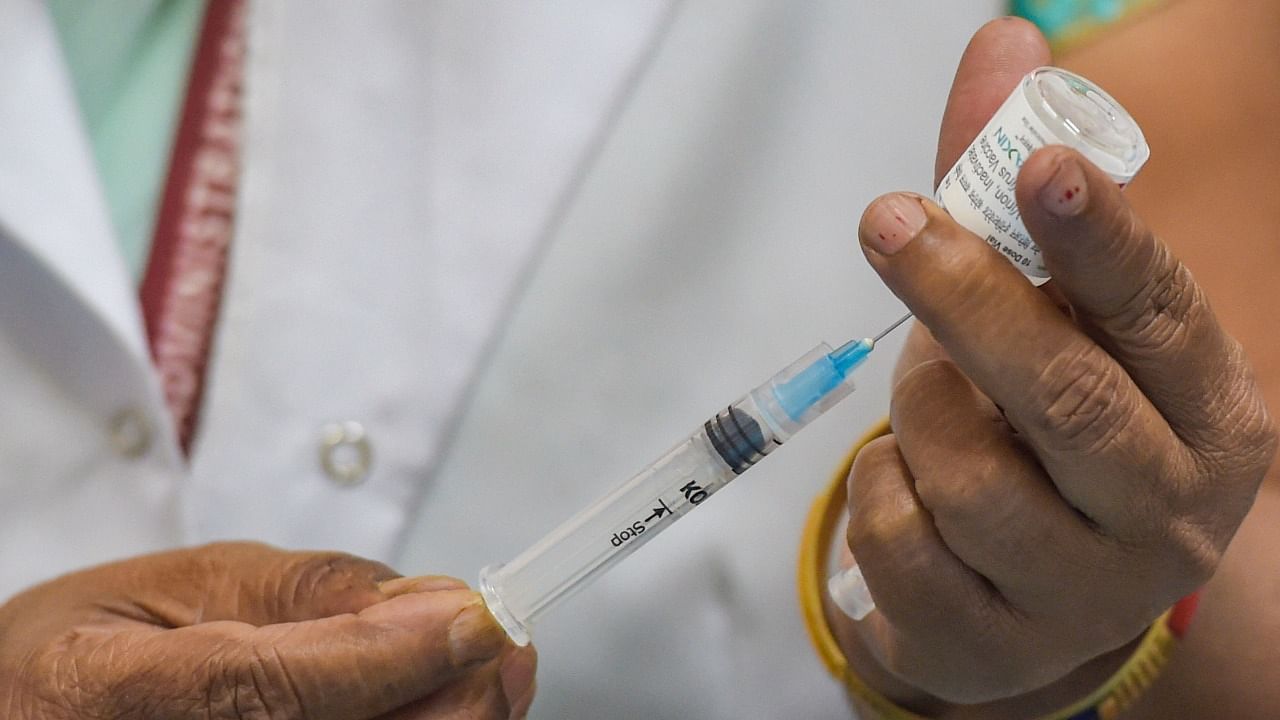 A medic prepares to administer a Covid-19 vaccine to a beneficiary at SDMC Urban Public Health Centre Daryaganj, in New Delhi. Credit: PTI Photo