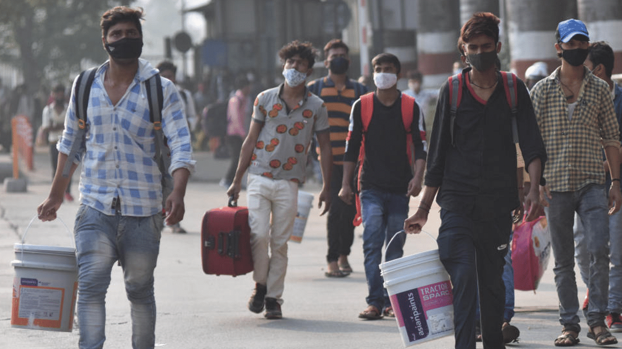 Migrant workers at the KSR Bengaluru railway station on April 28, 2021. Credit: DH Photo