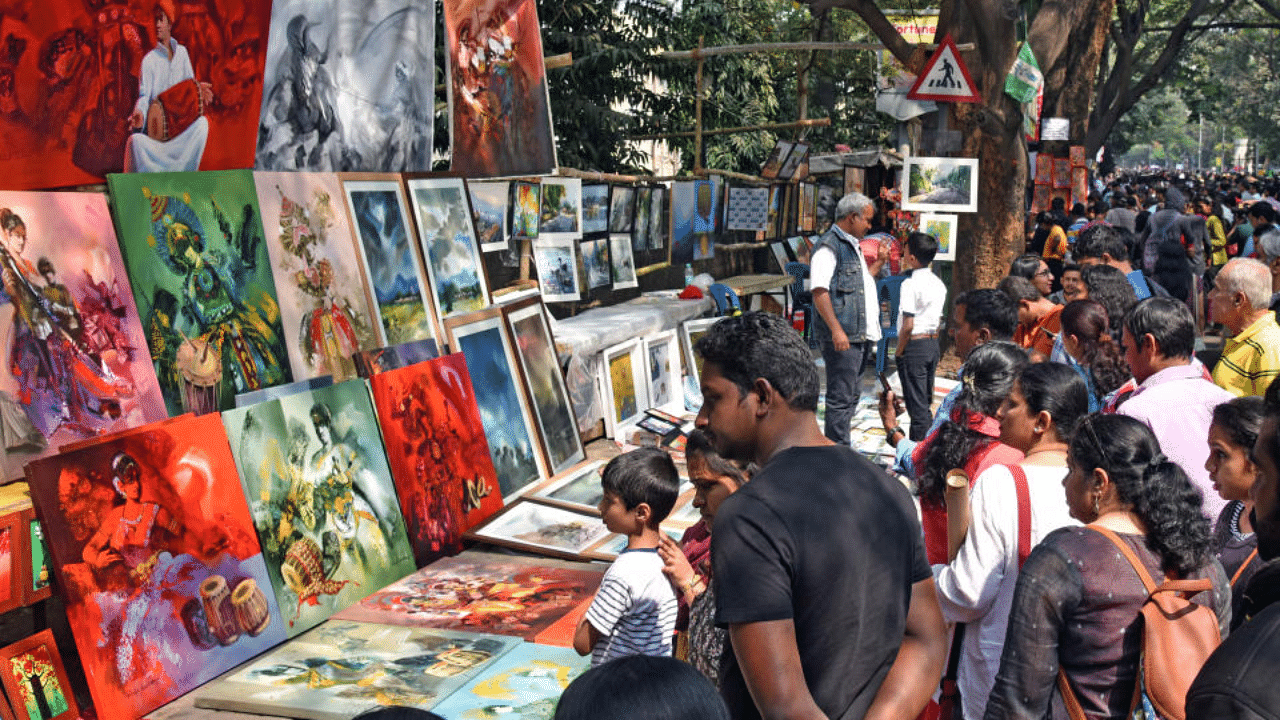 People at the annual art festival Chitra Santhe, Bengaluru, during pre-Covid times. There is a big difference between seeing an artwork physically and seeing it on a screen. DH FILE PHOTO