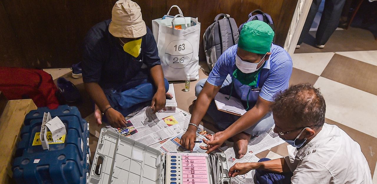 Final phase of Poll preparations in Kolkata. Credit: PTI Photo