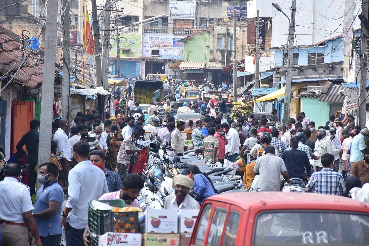 A large number of people throng market near Devaraja Market on Shivarampet Road in Mysuru. DH Photo