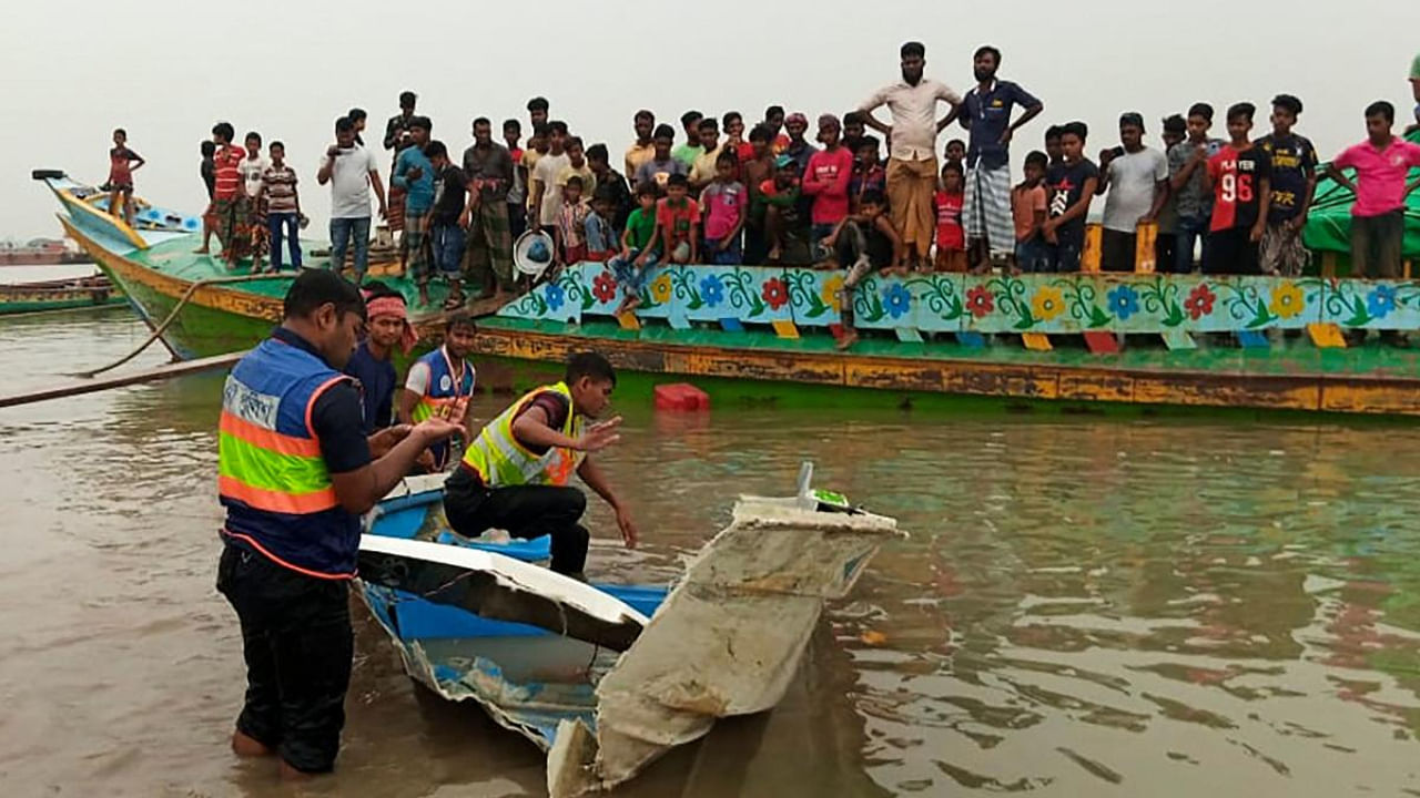 Policemen inspect the speed boat that was carrying passengers. Credit: AFP Photo