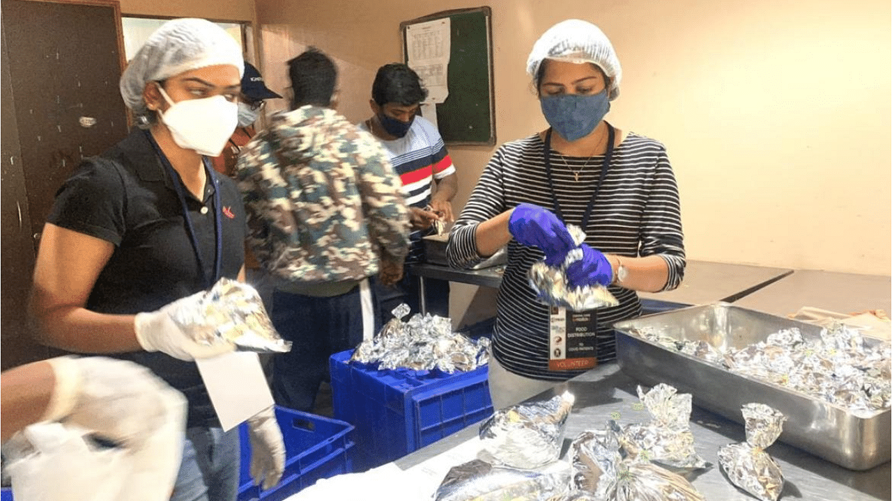 Several volunteer groups in the city are providing food to migrant workers, people in slums and Covid-affected patients. Credit: Special arrangement