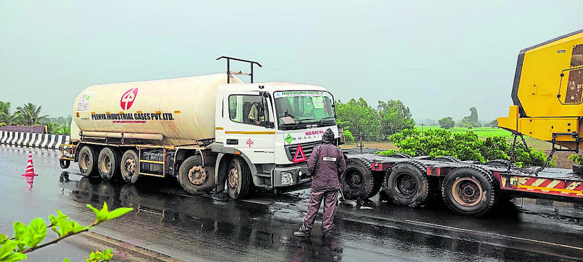 Oxygen tanker that met with an accident near Mutnal village in Belagavi taluk on Thursday night. DH Photo