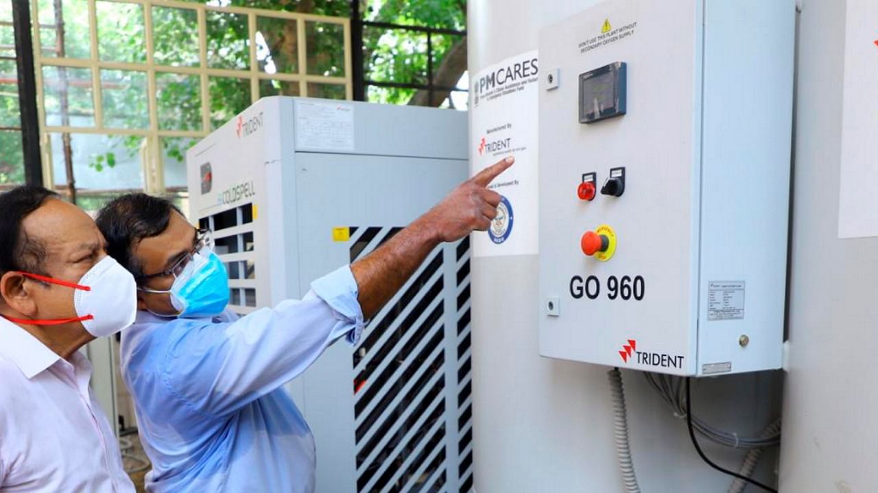 Dr Harsh Vardhan looks at a oxygen generation plant. Credit: PTI Photo