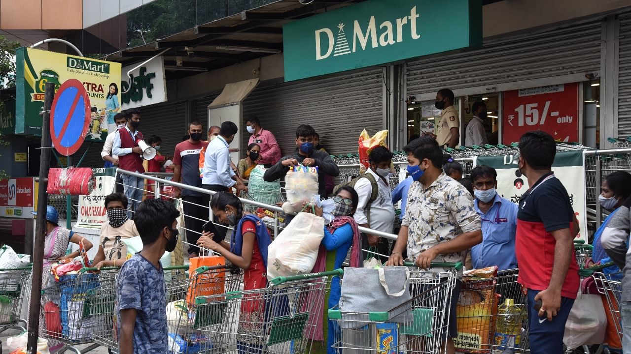 A supermarket in Vijayanagar, Bengaluru, witnessed a heavy rush of customers on Saturday. Credit: DH Photo/Irshad Mahammad