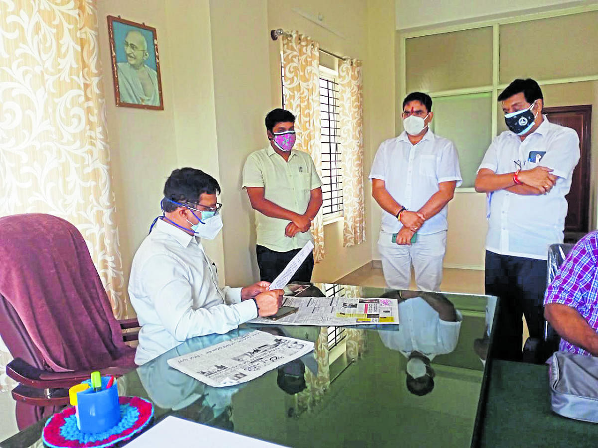 The office-bearers of Karnataka State Primary School Teachers’ Association submit a memorandum to Madikeri MLA Appachu Ranjan M P.