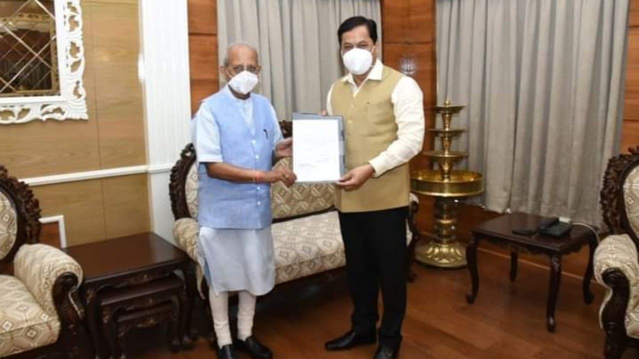Sonowal handing over his resignation to Governor Jagdish Mukhi in Guwahati. Credit: Special arrangement