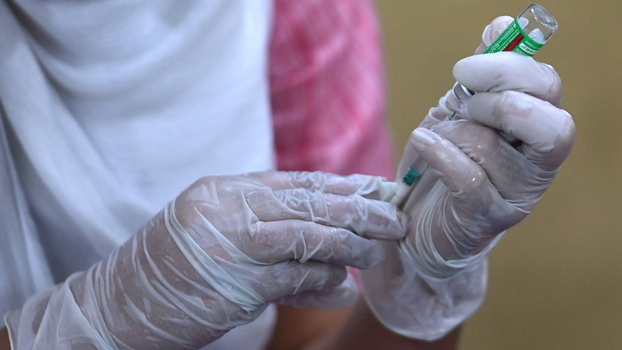 A health worker prepares a dose of the Covishield Covid-19 coronavirus vaccine at a vaccination centre in New Delhi on May 10, 2021. Credit: AFP Photo