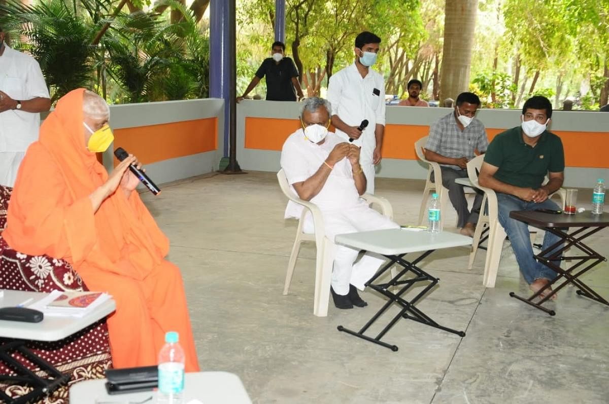Suttur seer Shivaratri Deshikendra Swami holds a meeting with District In-charge Minister S T Somashekar in Mysuru on Monday. MP Pratap Simha is seen. DH Photo