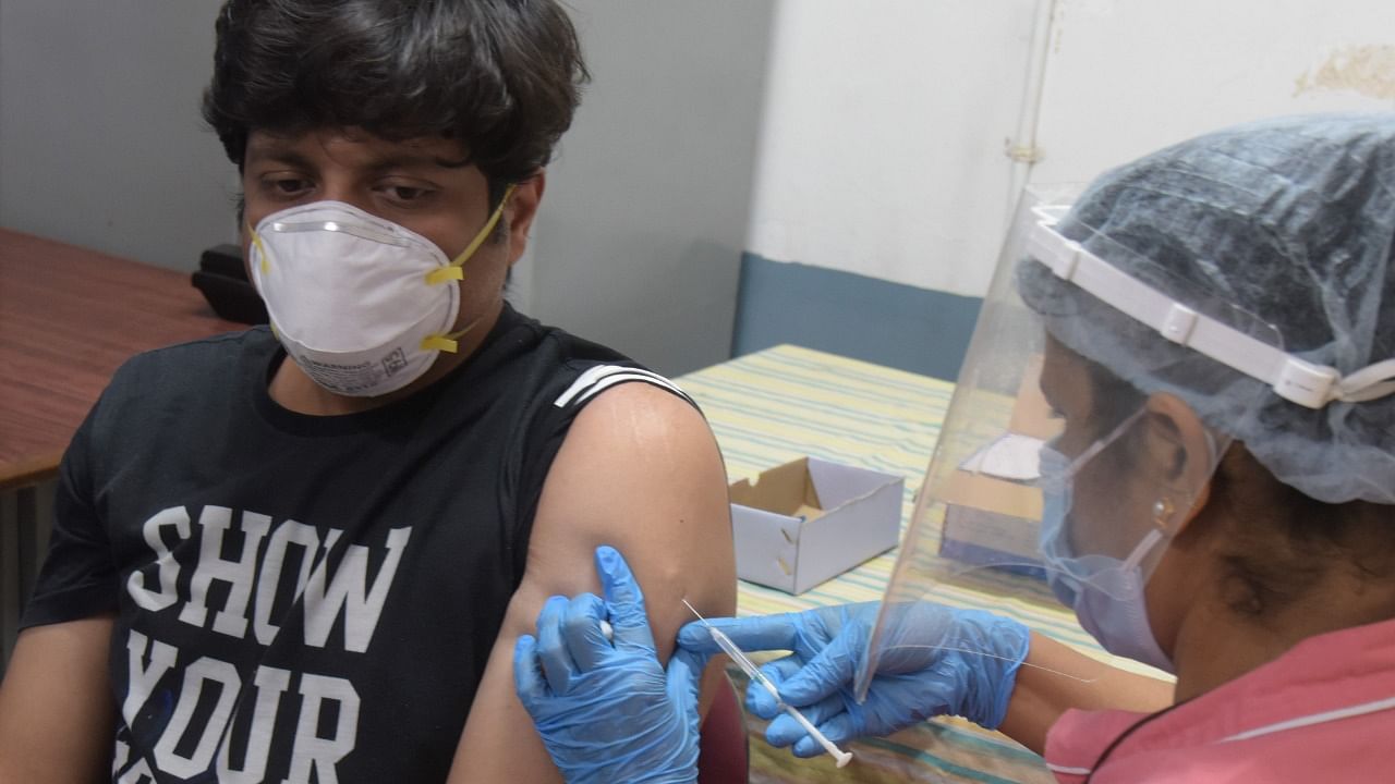 A medic of K C General hospital administers a dose of Covid-19 vaccine to a beneficiary in the 18-44 age category. Credit: DH Photo/B H Shivakumar